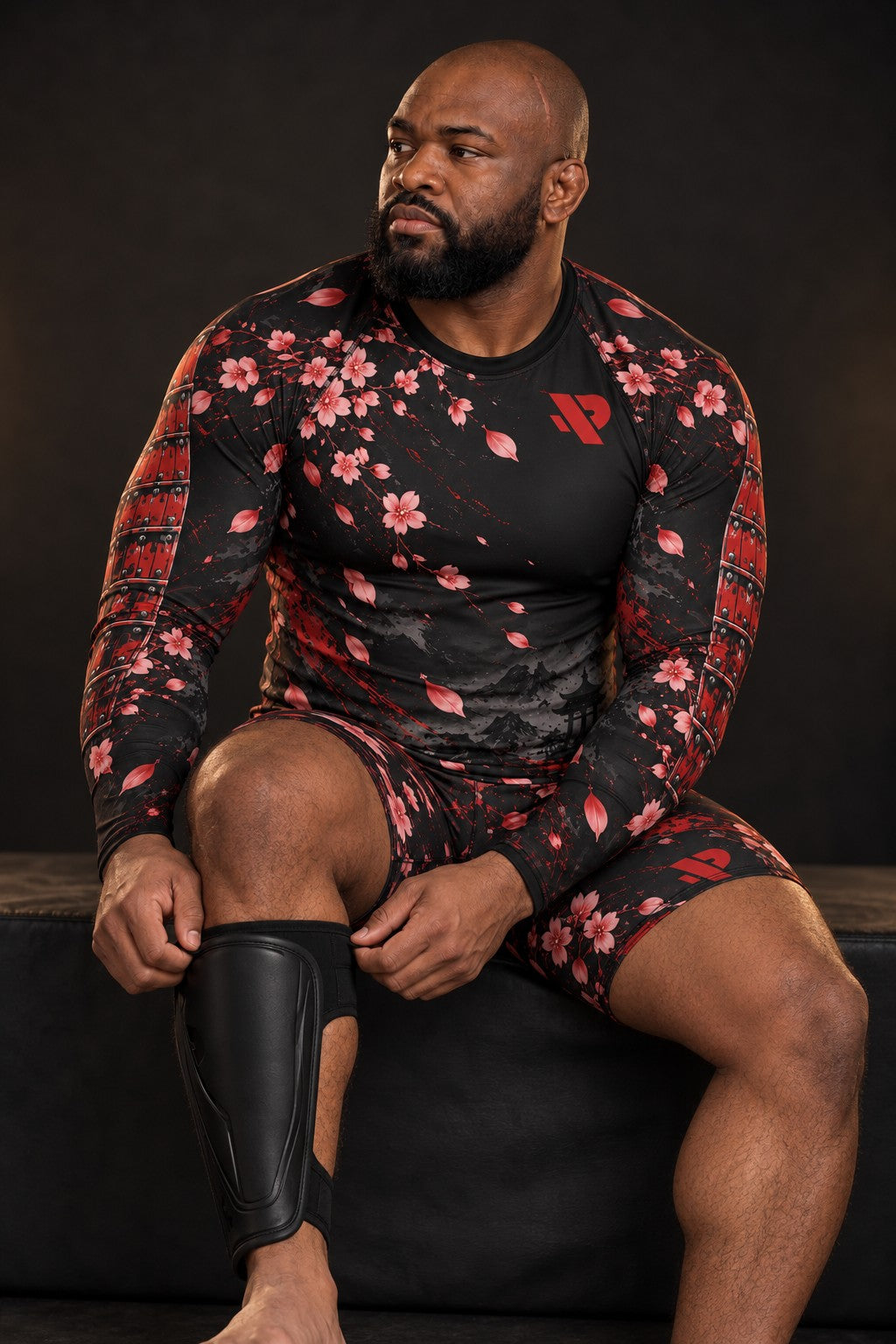 Rash guard Samouraï Armure Rouge manches longues homme, casque et masque de samouraï laqués rouge, pétales de cerisier