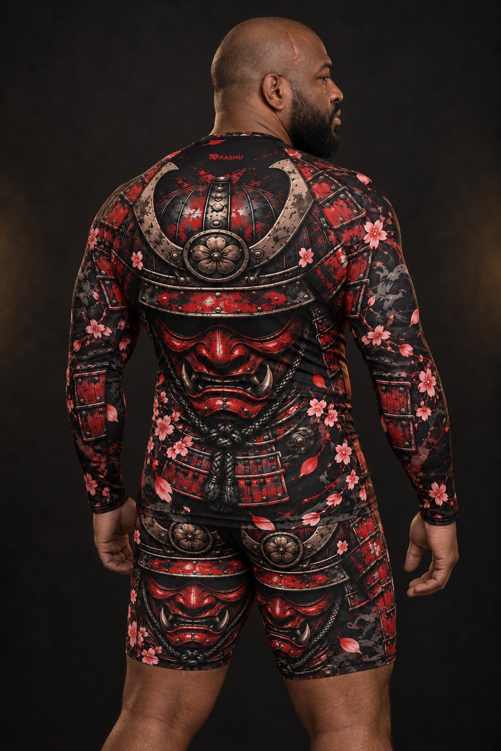 Rash guard Samouraï Armure Rouge manches longues homme, casque et masque de samouraï laqués rouge, pétales de cerisier, vue de dos